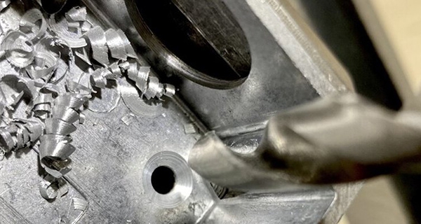 Wie man senkrechte Löcher in Metall in der CNC-Bearbeitung macht