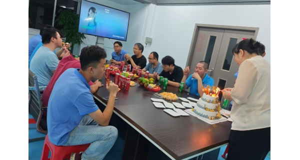 Ein guter Moment: Geburtstagsfeier der KGL-Mitarbeiter